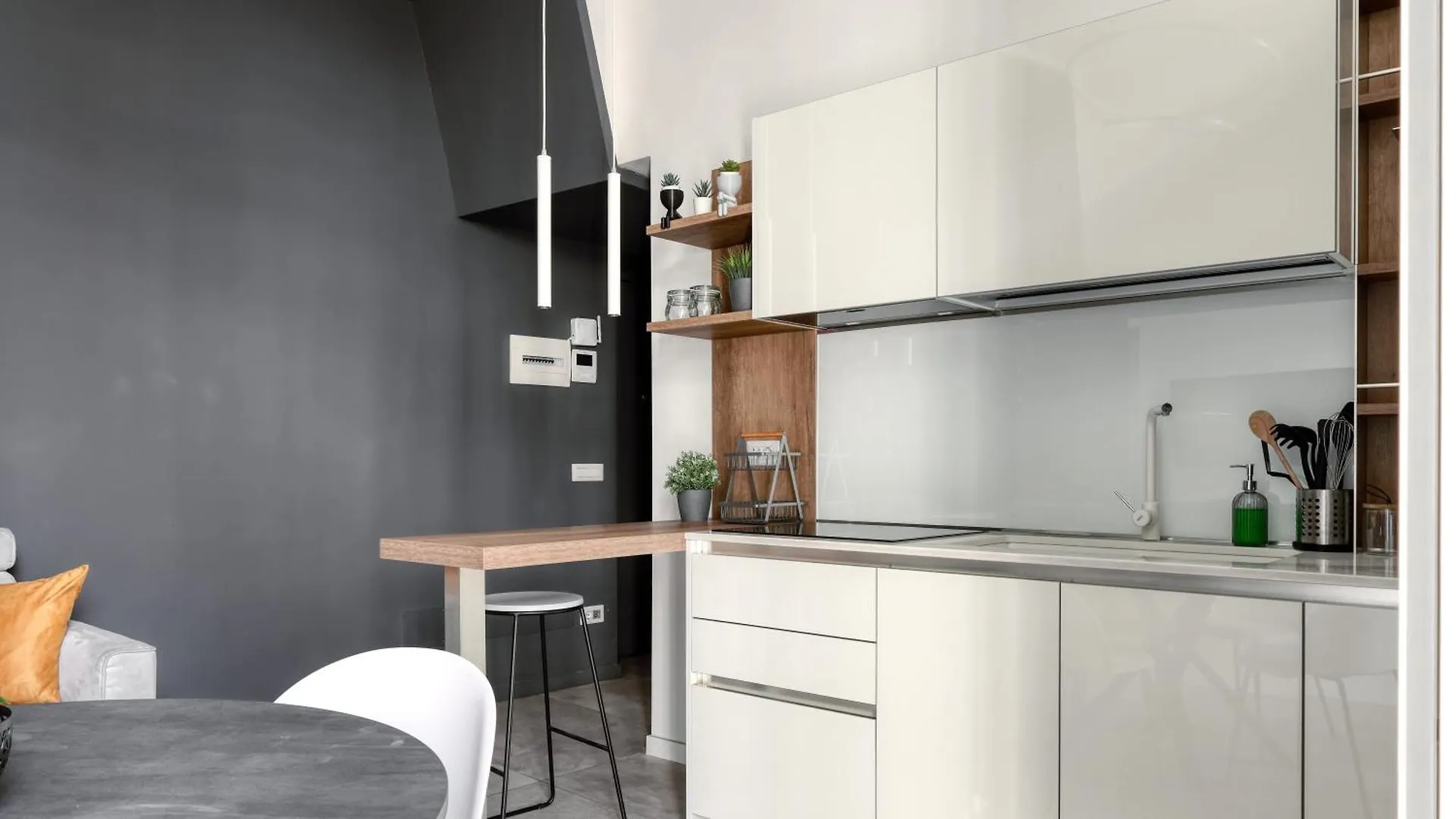 Ideal Rent - Farini 74 Milano 0*,